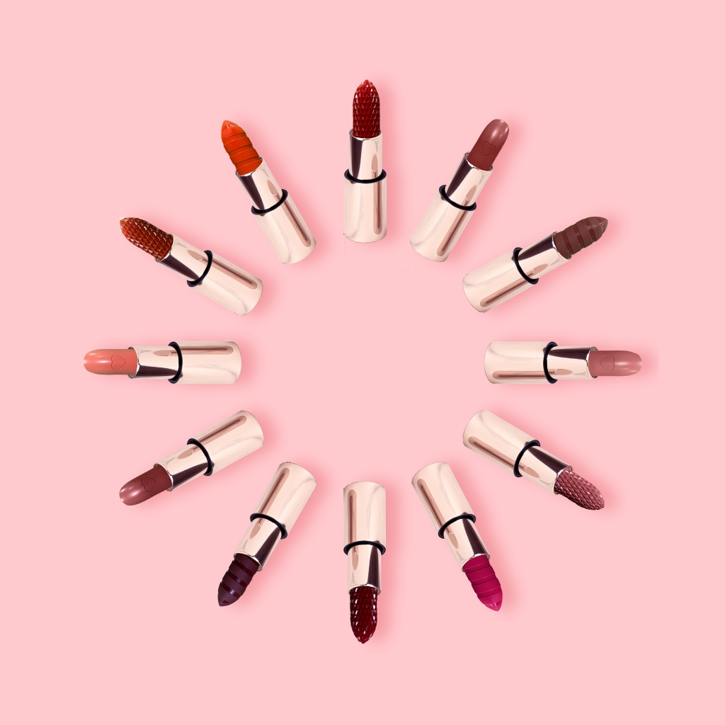 Il Plumping Velvet è un rossetto effetto MATT che veste le labbra come un velluto avvolgente