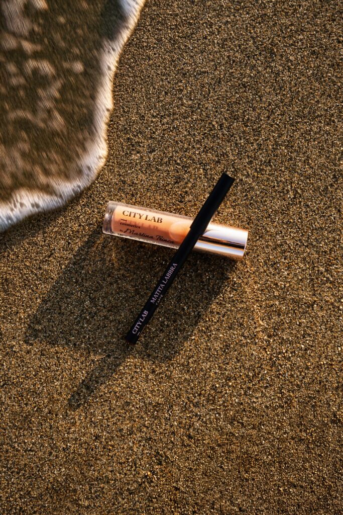 La LIP COMBO by Martina Trinca unisce il Lip Gloss Glassy Glow all’Olio di Canapa con la nostra Matita Labbra