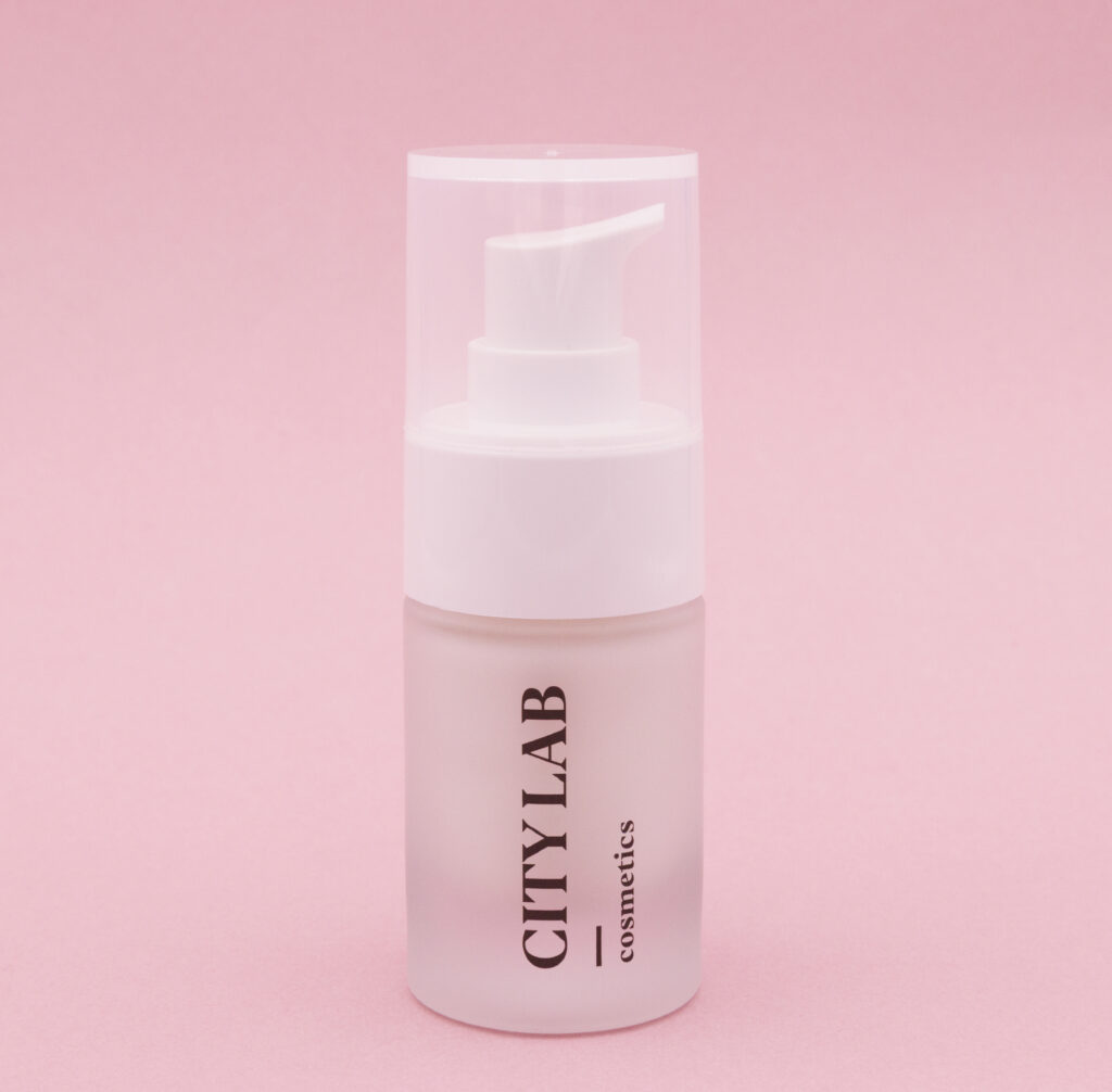 La sua formula del contorno occhi, contiene un pool di attivi specifici per offrire un’azione idratante, tonificante e decongestionante.